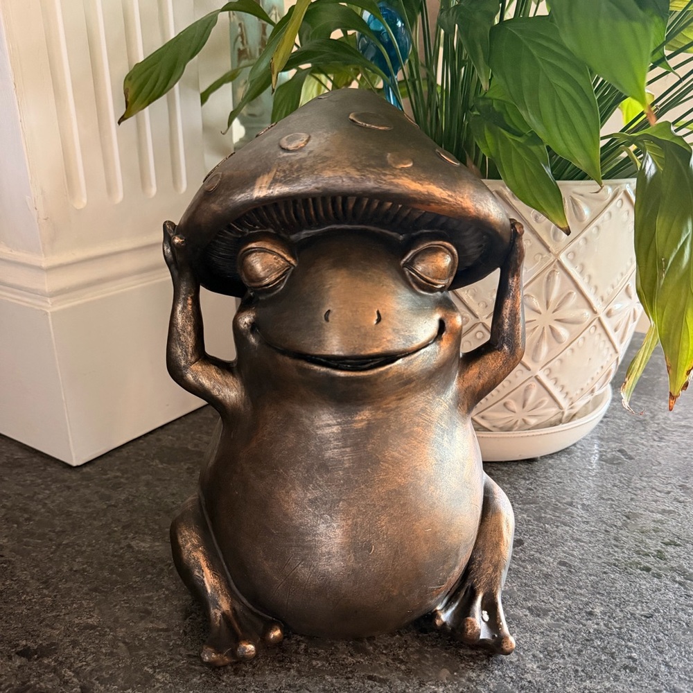 Frog garden statue with mushroom hat outdoor yard decor Bronzed tone color 🐸🍄